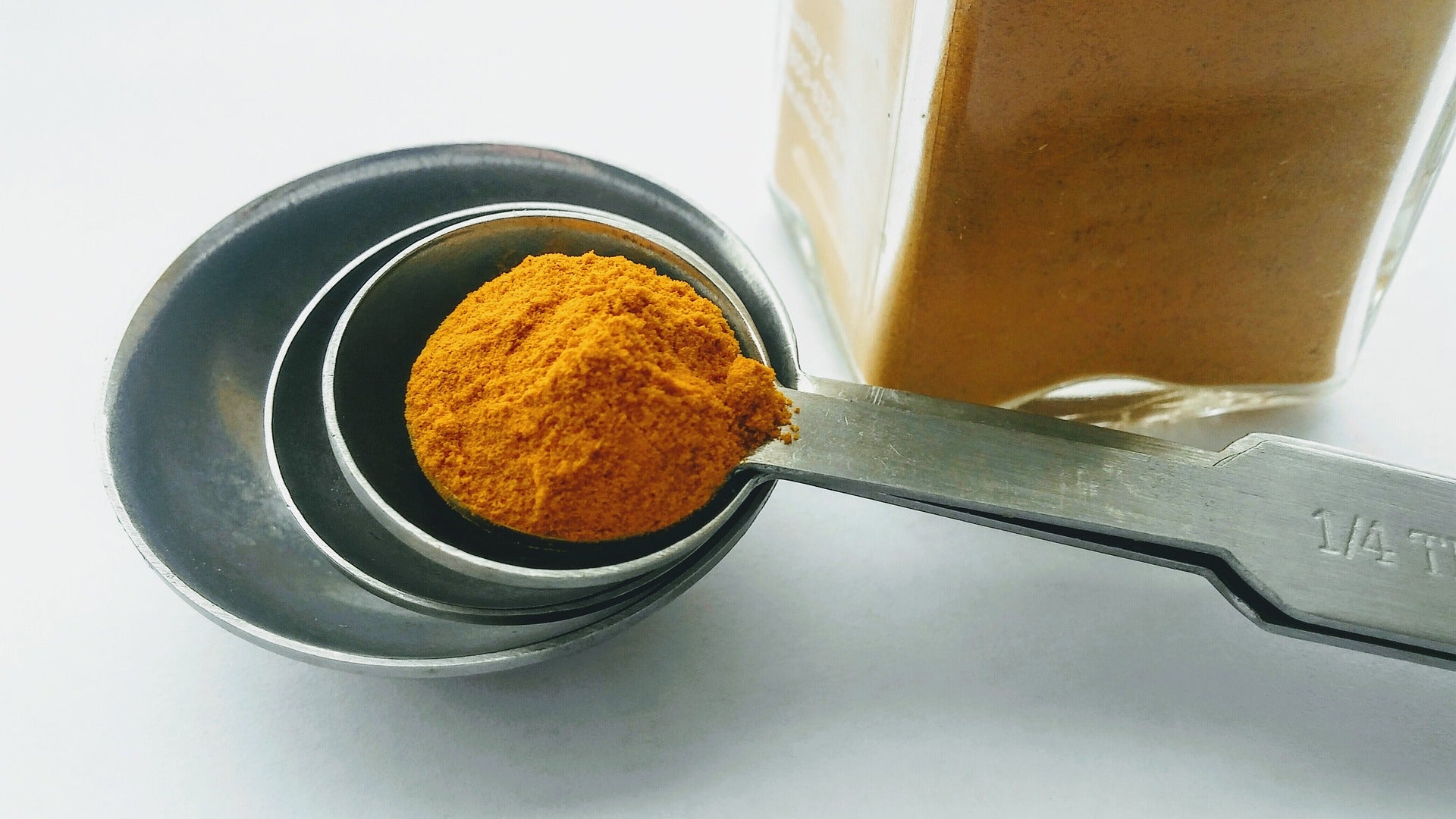 Hydrating & Detoxifying Coconut Oil and Turmeric Face Mask